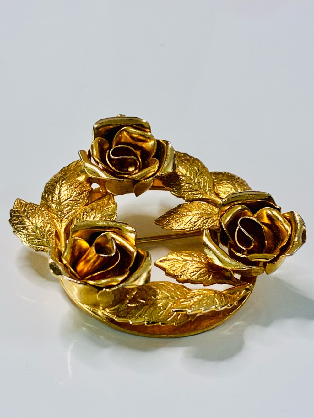 VTG Gold Floral Wreath Brooch - Understated Wealth Classic Women Jewelry EUC - Picture 3 of 11